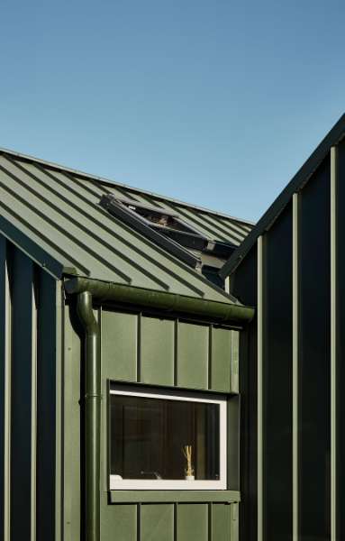 For KATTEN da, for et flot kolonihavehus beklædt med stålprofiler, Gladsaxe Møllevej 75, 2860 Søborg